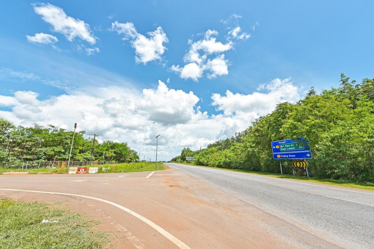 Capital O 90614 Cvia Ummul Hotel Padang Besar Kültér fotó