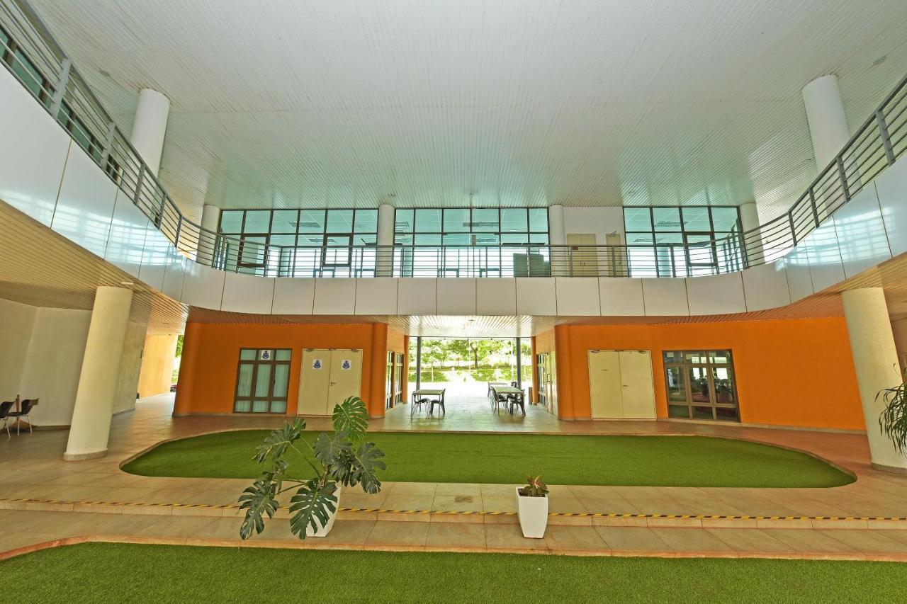 Capital O 90614 Cvia Ummul Hotel Padang Besar Kültér fotó